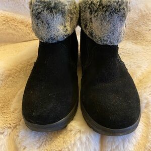 Khombu Black Boots with Gray Faux Fur